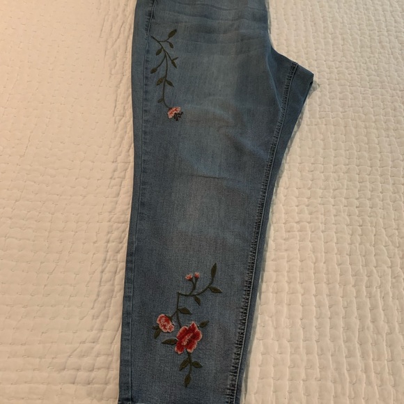 EMBROIDERED EARL SKINNY ANKLE JEANS - Picture 3 of 3